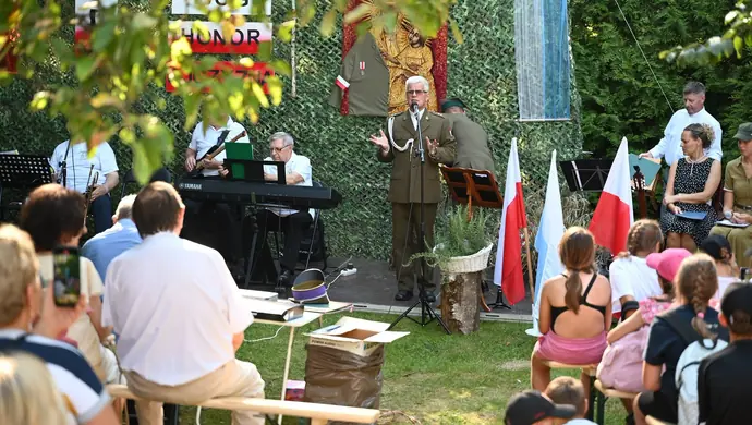Biało-czerwono w ogrodach plebanii. Sława zaśpiewała dla Ojczyzny