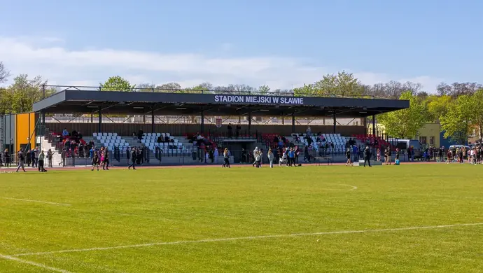 Derby w Sławie. Kormoran zagra z Dębem, potem piknik i kino plenerowe