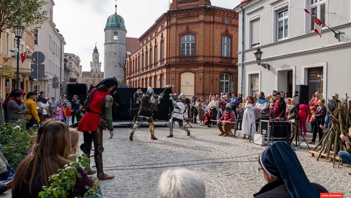 Wschowa. „Proces o czary” na deptaku przyciągnął uwagę kilkuset osób [WIDEO]