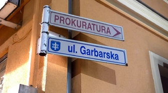 Cupra, BMW, Mercedes. Zaparkowane na Garbarskiej, wszystkie zarysowane. 53-latka odpowie przed sądem