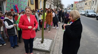 Wiosenny korowód w Szlichtyngowej. Uczniowie przeszli ulicami miasta