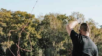 Magnet fishing – czym jest łowienie magnesem, jak zacząć i co kryje się na dnie?