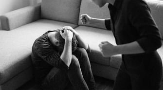 Akt oskarżenia za znęcanie się nad mężem. 43-latka ze Wschowy stanie przed sądem