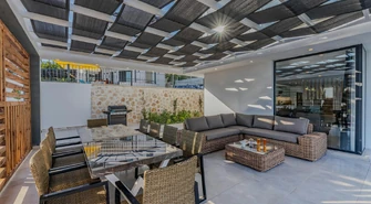 Jak urządzić przytulną altanę? Wybieramy zasłony do altany ogrodowej i miękkie dodatki