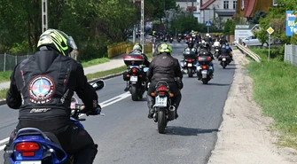 Sławskie Bractwo Motocyklowe oficjalnie otworzyło sezon. Ulicami przejechała kawalkada maszyn [WIDEO Z TRASY]