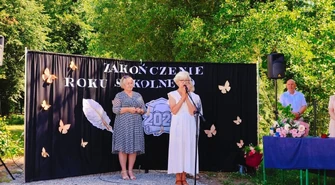 Wzruszający moment w Starych Drzewcach. Pożegnano nauczycielkę z 43-letnim stażem