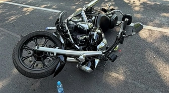 Motocyklista uderzył w lawetę między Krzepielowem a Przydrożem. Dwie osoby trafiły do szpitala