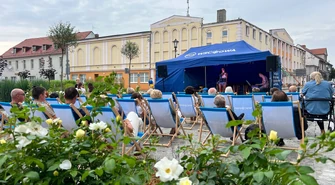 Leżaki na deptaku i muzyka na żywo. Ruszył cykl Akustyczne Podwórka