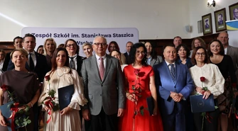 Powiatowy Dzień Edukacji Narodowej w „Staszicu”. Starosta i dyrektorzy nagrodzili pracowników oświaty