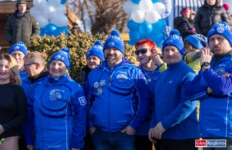 Z uśmiechem weszli do lodowatej wody. Blisko 400 morsów zjechało nad jezioro w Lginiu