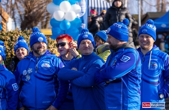 Z uśmiechem weszli do lodowatej wody. Blisko 400 morsów zjechało nad jezioro w Lginiu