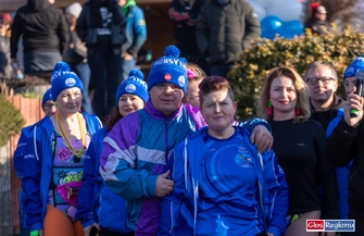 Z uśmiechem weszli do lodowatej wody. Blisko 400 morsów zjechało nad jezioro w Lginiu