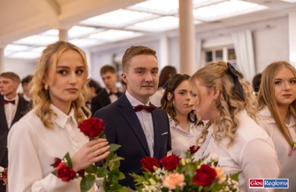 40 par zatańczyło poloneza w Toscanii. Studniówka I LO we Wschowie ZDJĘCIA