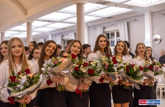 40 par zatańczyło poloneza w Toscanii. Studniówka I LO we Wschowie ZDJĘCIA
