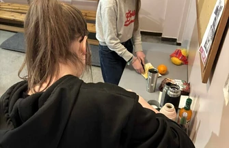 Gorąca herbata w mroźny dzień. Licealiści ze Wschowy ruszyli na ulice miasta