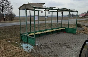Zniszczone przystanki w Łęgoniu i Lginiu. Burmistrz za naprawę zapłacimy wszyscy