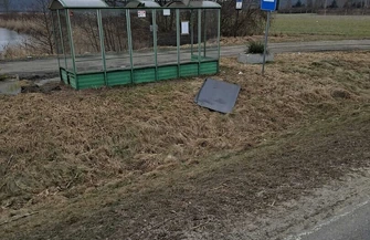 Zniszczone przystanki w Łęgoniu i Lginiu. Burmistrz za naprawę zapłacimy wszyscy