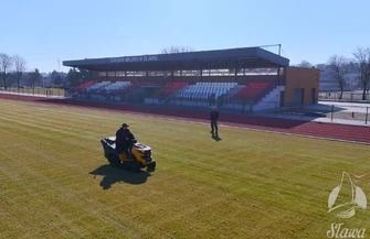 Stadion w Sławie. Murawa przechodzi wiosenne zabiegi