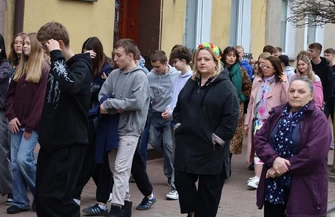 Wiosenny korowód w Szlichtyngowej. Uczniowie przeszli ulicami miasta