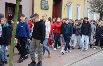 Wiosenny korowód w Szlichtyngowej. Uczniowie przeszli ulicami miasta