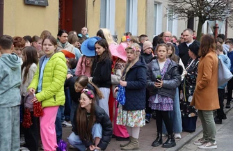 Wiosenny korowód w Szlichtyngowej. Uczniowie przeszli ulicami miasta