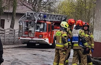 Dwa pożary w gminie Sława. Strażacy gasili magazyn i wiatę. W weekend pomogą Olafowi