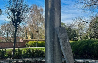 Zniknęły tuje pojawiły się nowe nasadzenia. Tak zmieniło się otoczenie pomnika przy ul. Łaziennej ZDJĘCIA