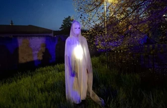 Po zmroku w Lapidarium Rzeźby Nagrobnej. Uczniowie SP1 odegrali Słowiańskie Dziady