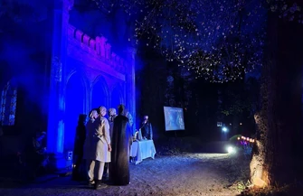 Po zmroku w Lapidarium Rzeźby Nagrobnej. Uczniowie SP1 odegrali Słowiańskie Dziady