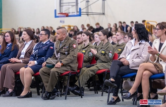 Uroczyste pożegnanie abiturientów ze Staszica. Świadectwa odebrało 79 uczniów ZDJĘCIA