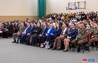 Uroczyste pożegnanie abiturientów ze Staszica. Świadectwa odebrało 79 uczniów ZDJĘCIA
