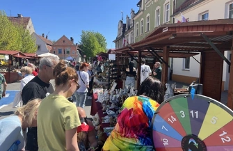 Stary Rynek pełen stoisk. Trwa Jarmark Produktu Lokalnego w Sławie