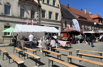 Stary Rynek pełen stoisk. Trwa Jarmark Produktu Lokalnego w Sławie