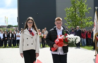 Harcerze uczniowie i władze gminy przy pomniku. Sława w rocznicę zakończenia II wojny światowej