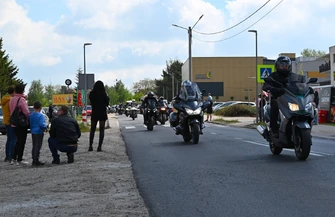 Sławskie Bractwo Motocyklowe oficjalnie otworzyło sezon. Ulicami przejechała kawalkada maszyn WIDEO Z TRASY