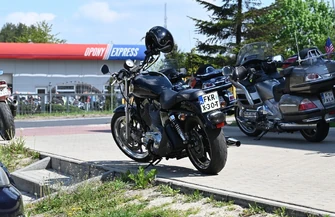 Sławskie Bractwo Motocyklowe oficjalnie otworzyło sezon. Ulicami przejechała kawalkada maszyn WIDEO Z TRASY
