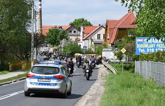 Sławskie Bractwo Motocyklowe oficjalnie otworzyło sezon. Ulicami przejechała kawalkada maszyn WIDEO Z TRASY
