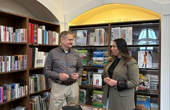 Marek Chojnacki pokazał obrazy i promował książki. Wernisaż wystawy Pory Roku we wschowskiej bibliotece