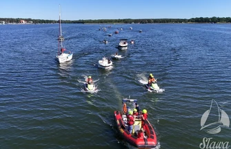 Zawyły syreny i zapłonęły race. Pożegnali mł. asp. Grzegorza Juszczaka