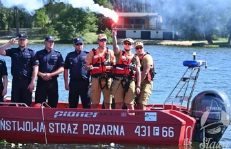 Zawyły syreny i zapłonęły race. Pożegnali mł. asp. Grzegorza Juszczaka