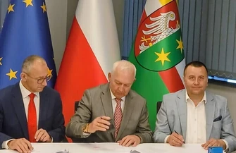 Starości powiatu wschowskiego podczas podpisania umowy z Wojewodą.