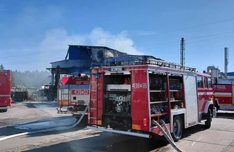 Pożar zakładu w Ciepielówku. Niebezpieczne odpady 70 strażaków