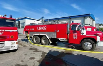Pożar zakładu w Ciepielówku. Niebezpieczne odpady 70 strażaków