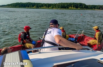 Przeczesują Jezioro Sławskie w poszukiwaniu mężczyzny. Akcja wciąż trwa