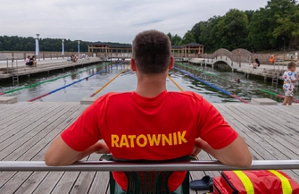 Ratownik pilnujący kąpieliska w Lginiu