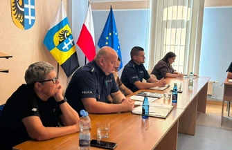 Służby władze powiatu i dyrektorzy rozmawiali o bezpieczeństwie dzieci i młodzieży