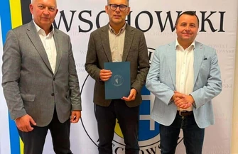 Dokument podpisali starosta Waldemar Starosta wicestarosta Andrzej Bielawski i burmistrz Konrad Antkowiak.