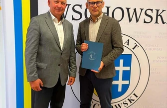 Dokument podpisali starosta Waldemar Starosta wicestarosta Andrzej Bielawski i burmistrz Konrad Antkowiak.