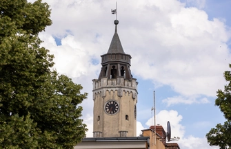Wieża ratusza we Wschowie uchwycona z murów miejskich
