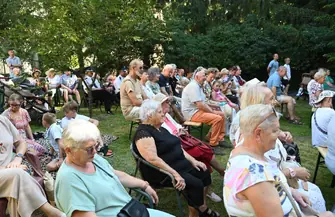 Śpiewem dla Ojczyzny. Koncert patriotyczny w ogrodach plebanii w Sławie
